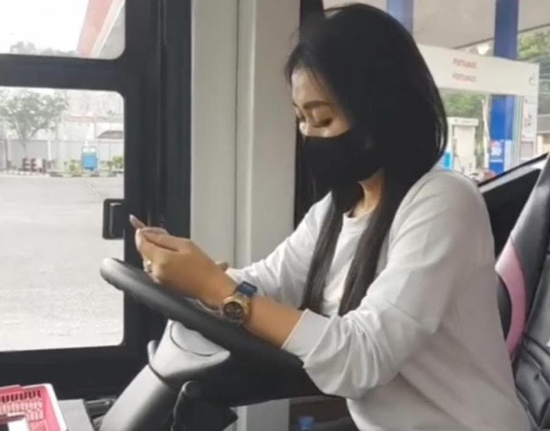 Mengenal Driver Cantik Eka Persada yang Misterius, Bikin Penasaran Penumpang Mengenal Driver Cantik Eka Persada yang Misterius, Bikin Penasaran Penumpang