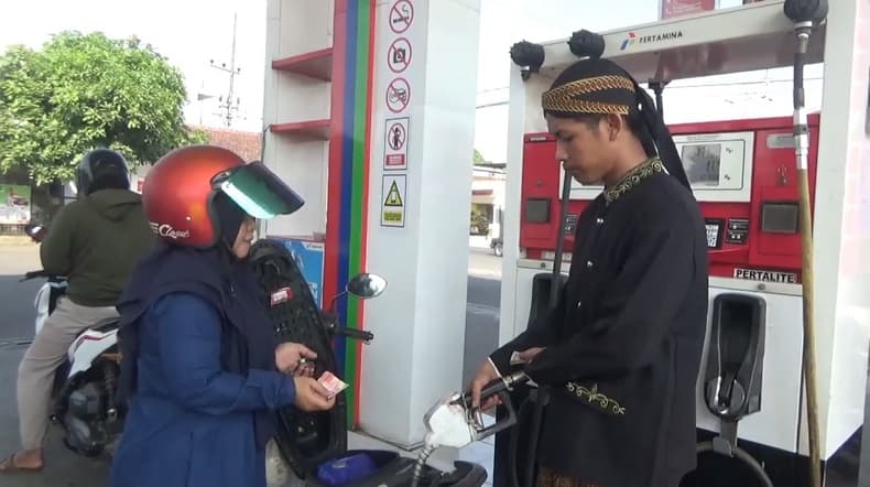 Hari Lahir Pancasila, Pegawai SPBU di Jember Kompak Bertugas Pakai Baju Adat Hari Lahir Pancasila, Pegawai SPBU di Jember Kompak Bertugas Pakai Baju Adat