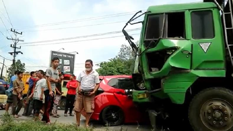 Ngeri, Truk Rem Blong Tabrak 5 Mobil di Lampu Merah Jalinsum Asahan hingga Ringsek Ngeri, Truk Rem Blong Tabrak 5 Mobil di Lampu Merah Jalinsum Asahan hingga Ringsek