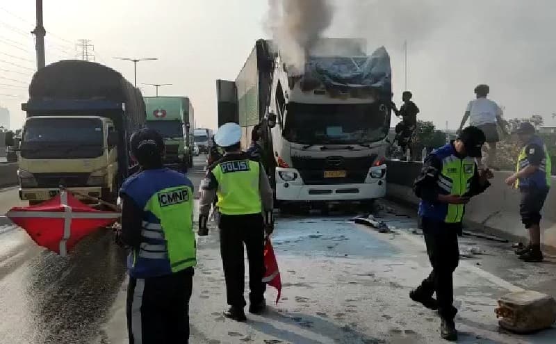 Truk Terbakar di Tol Arah Ancol, Lalu Lintas Tersendat Truk Terbakar di Tol Arah Ancol, Lalu Lintas Tersendat
