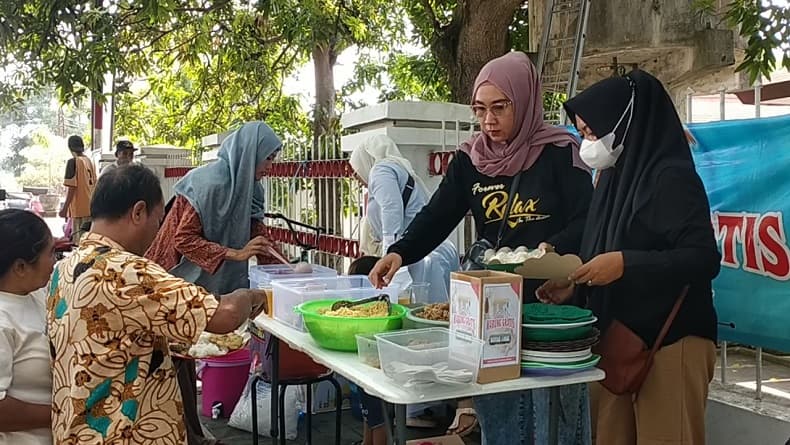 Inspiratif, Ibu-Ibu di Indramayu Buka Warung Makan Gratis bagi Warga yang Membutuhkan Inspiratif, Ibu-Ibu di Indramayu Buka Warung Makan Gratis bagi Warga yang Membutuhkan