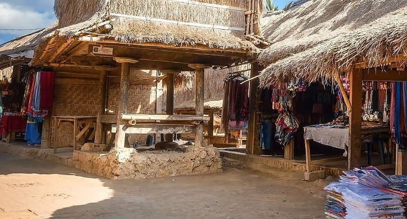 10 Tempat Belanja Murah di Lombok, Bisa Beli Perhiasan Kerang hingga Kuliner yang Lezat 10 Tempat Belanja Murah di Lombok, Bisa Beli Perhiasan Kerang hingga Kuliner yang Lezat