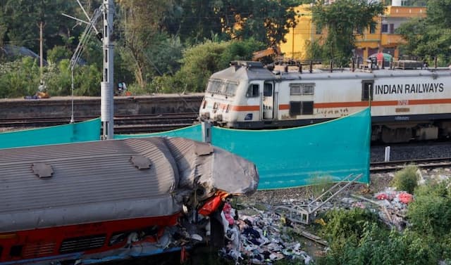 Terungkap, 2 Kereta Tabrakan di India gegara Masinis Asyik Nonton Kriket di Ponsel
