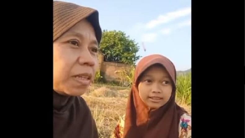 Viral Ibu Ajari Anak Bahasa Inggris di Sawah, Dipuji Netizen: Enak Banget Ngobrolnya Viral Ibu Ajari Anak Bahasa Inggris di Sawah, Dipuji Netizen: Enak Banget Ngobrolnya