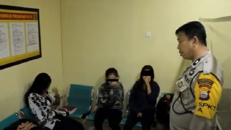 Pengelola Hotel di Makassar Gerebek Aktivitas Prostitusi Online, 3 Siswi SMP Diamankan Pengelola Hotel di Makassar Gerebek Aktivitas Prostitusi Online, 3 Siswi SMP Diamankan