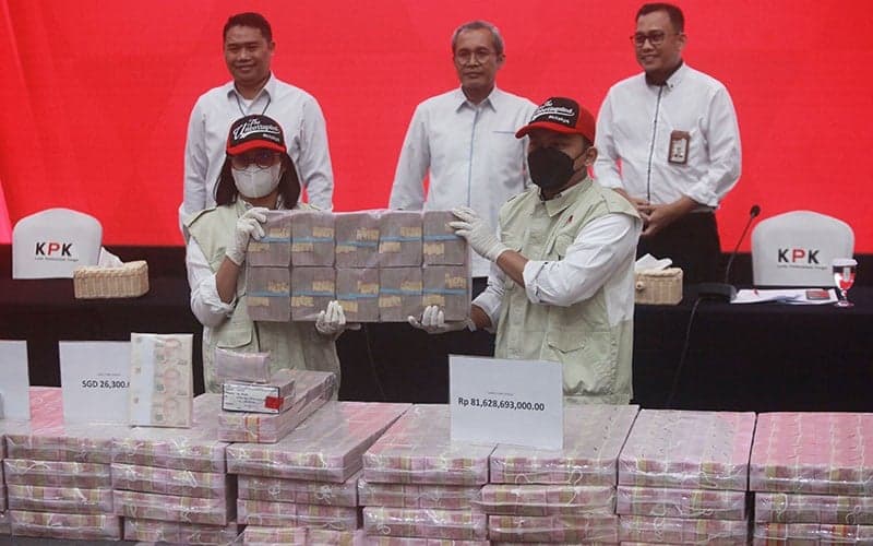 Penampakan Tumpukan Uang Ratusan Miliar Disita dari Lukas Enembe Penampakan Tumpukan Uang Ratusan Miliar Disita dari Lukas Enembe