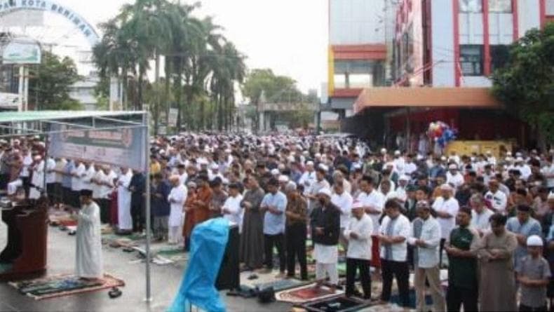 Ribuan Jemaah Muhammadiyah di Balikpapan Salat Idul Adha di Tengah Guyuran Hujan Ribuan Jemaah Muhammadiyah di Balikpapan Salat Idul Adha di Tengah Guyuran Hujan