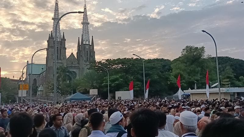 Wajah Toleransi Indonesia, Gereja Katedral Disulap Jadi Tempat Parkir Jemaah Salat Idul Adha Masjid Istiqlal Wajah Toleransi Indonesia, Gereja Katedral Disulap Jadi Tempat Parkir Jemaah Salat Idul Adha Masjid Istiqlal