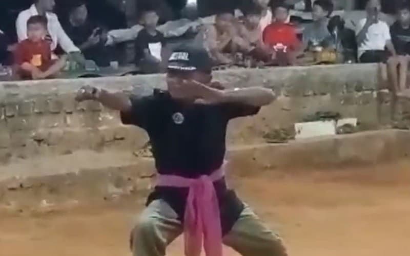 Sosok Monaki, Pendekar Silat Madura Meninggal saat Peragakan Jurus Depan Murid Sosok Monaki, Pendekar Silat Madura Meninggal saat Peragakan Jurus Depan Murid