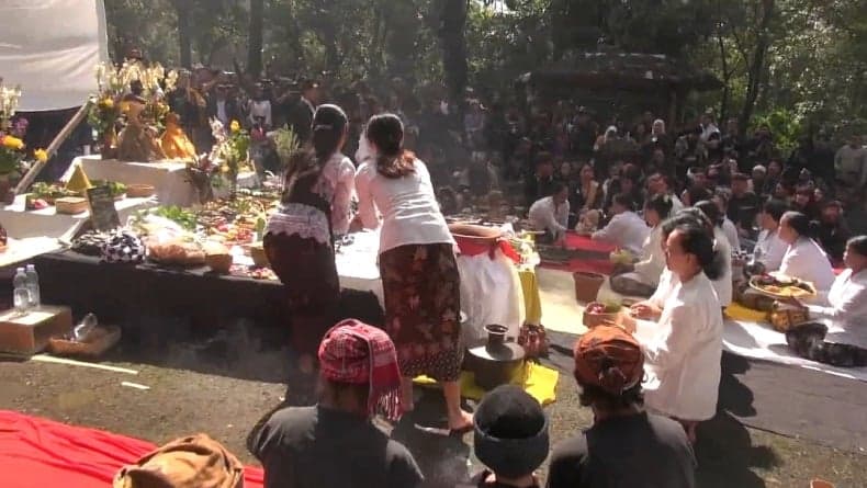 Ratusan Orang Hadiri Upacara Adat Bumi Lamba di Kaki Gunung Tangkuban Parahu KBB Ratusan Orang Hadiri Upacara Adat Bumi Lamba di Kaki Gunung Tangkuban Parahu KBB