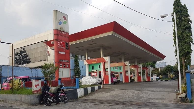 Warga Keluhkan SPBU Cimuncang Sukabumi Ditutup gegera Diduga Jual BBM Subsidi Pakai Jeriken Warga Keluhkan SPBU Cimuncang Sukabumi Ditutup gegera Diduga Jual BBM Subsidi Pakai Jeriken