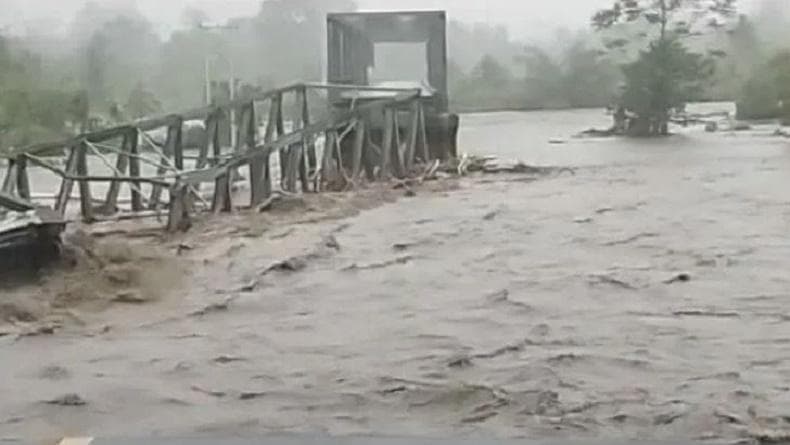 Jembatan Kawanua Maluku Tengah Putus Diterjang Banjir, Akses Trans Pulau Seram Lumpuh Jembatan Kawanua Maluku Tengah Putus Diterjang Banjir, Akses Trans Pulau Seram Lumpuh