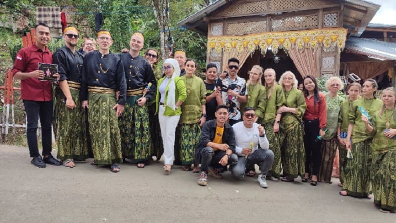 Viral Pria Sinjai Nikahi Gadis Polandia, Netizen Kagum Keluarga Bule Pakai Baju Adat Bugis Viral Pria Sinjai Nikahi Gadis Polandia, Netizen Kagum Keluarga Bule Pakai Baju Adat Bugis