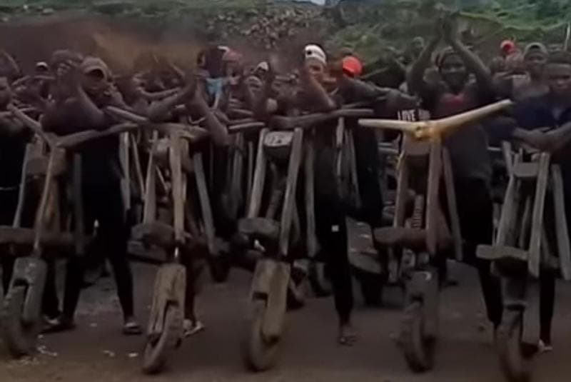 Unik, Motor Ini Terbuat dari Kayu dan Cuma Ada di Kongo Unik, Motor Ini Terbuat dari Kayu dan Cuma Ada di Kongo