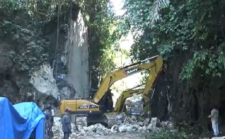 Tebing Karst 10 Meter Runtuh, Arus Lalu Lintas Maros-Bone Sempat Putus Tebing Karst 10 Meter Runtuh, Arus Lalu Lintas Maros-Bone Sempat Putus