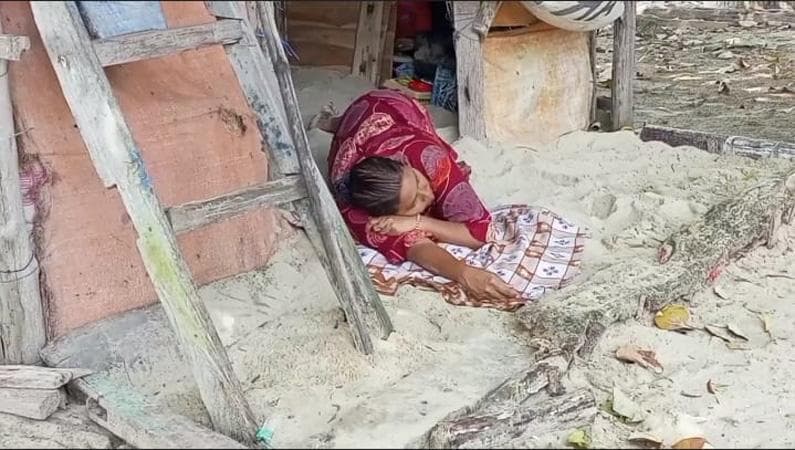 Potret Warga Pesisir Pantai Rembang Pilih Tidur Beralaskan Pasir daripada di Kasur Empuk Potret Warga Pesisir Pantai Rembang Pilih Tidur Beralaskan Pasir daripada di Kasur Empuk