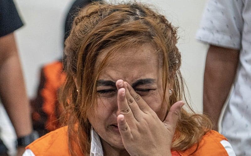 Lina Mukherjee Menangis Jalani Sidang Dakwaan Kasus Konten Makan Kulit Babi Lina Mukherjee Menangis Jalani Sidang Dakwaan Kasus Konten Makan Kulit Babi