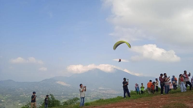 Mengintip Keindahan Bukit Haruman Jingga, Surga Wisata Pencinta Paralayang Mengintip Keindahan Bukit Haruman Jingga, Surga Wisata Pencinta Paralayang