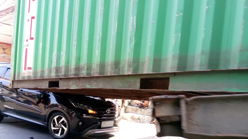 Ngeri, Kontainer Lepas dari Truk hingga Timpa Mobil di Jalan KS Tubun Bogor Ngeri, Kontainer Lepas dari Truk hingga Timpa Mobil di Jalan KS Tubun Bogor