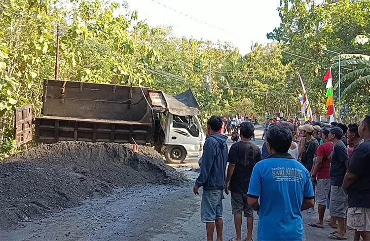 Truk Bermuatan Pasir Terguling di Tanjakan Gulurejo Kulonprogo, Sopir dan Kernet Terluka Truk Bermuatan Pasir Terguling di Tanjakan Gulurejo Kulonprogo, Sopir dan Kernet Terluka