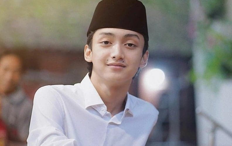 Profil dan Biodata Gus Azmi, Vokalis Syubbanul Muslimin Bersuara Merdu Profil dan Biodata Gus Azmi, Vokalis Syubbanul Muslimin Bersuara Merdu
