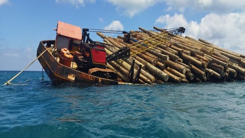 Kapal Tongkang Miring di Tengah Laut Sumenep, Kayu Muatan Nyaris Berjatuhan Kapal Tongkang Miring di Tengah Laut Sumenep, Kayu Muatan Nyaris Berjatuhan