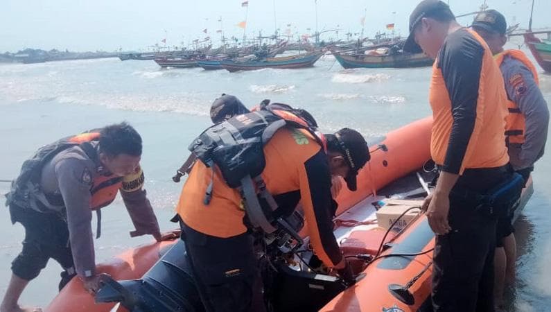 1 ABK KM Jaya Lumintu Hilang di Perairan Kragan Rembang, Diduga Jatuh ke Laut 1 ABK KM Jaya Lumintu Hilang di Perairan Kragan Rembang, Diduga Jatuh ke Laut