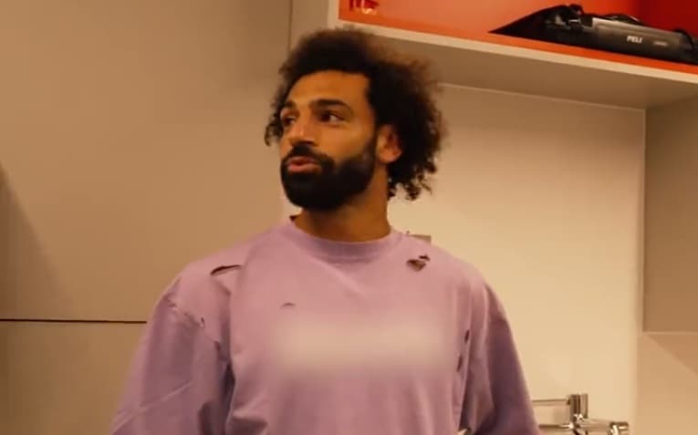 Mo Salah Pakai Baju Compang-camping saat Sambut Wataru Endo, tapi Harganya Bikin Melongo Mo Salah Pakai Baju Compang-camping saat Sambut Wataru Endo, tapi Harganya Bikin Melongo