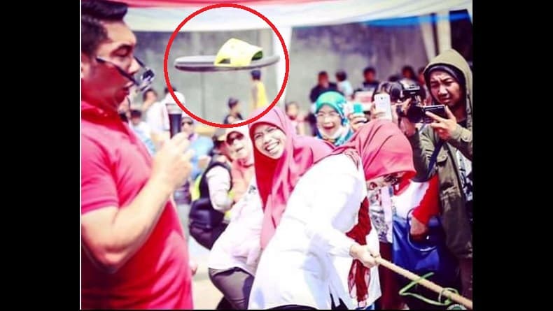 Viral Video Ridwan Kamil Kena Timpuk Sandal Warga saat Lomba Tarik Tambang Viral Video Ridwan Kamil Kena Timpuk Sandal Warga saat Lomba Tarik Tambang