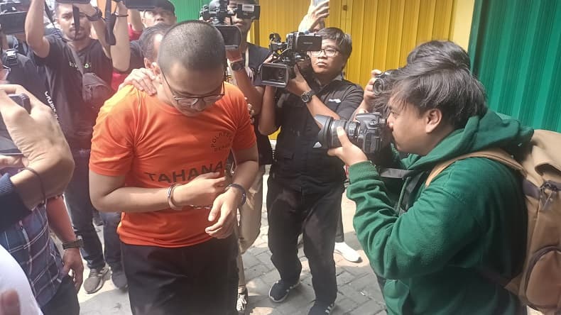 Tampang Altaf Pembunuh Mahasiswa UI Jalani Rekonstruksi, Tertunduk Lesu dan Tangan Diborgol Tampang Altaf Pembunuh Mahasiswa UI Jalani Rekonstruksi, Tertunduk Lesu dan Tangan Diborgol