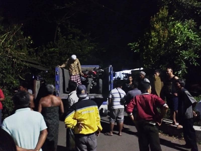 Polisi Bersama Warga Tangkap 11 Anggota Perguruan Silat Pembuat Onar di Tanggul Jember Polisi Bersama Warga Tangkap 11 Anggota Perguruan Silat Pembuat Onar di Tanggul Jember