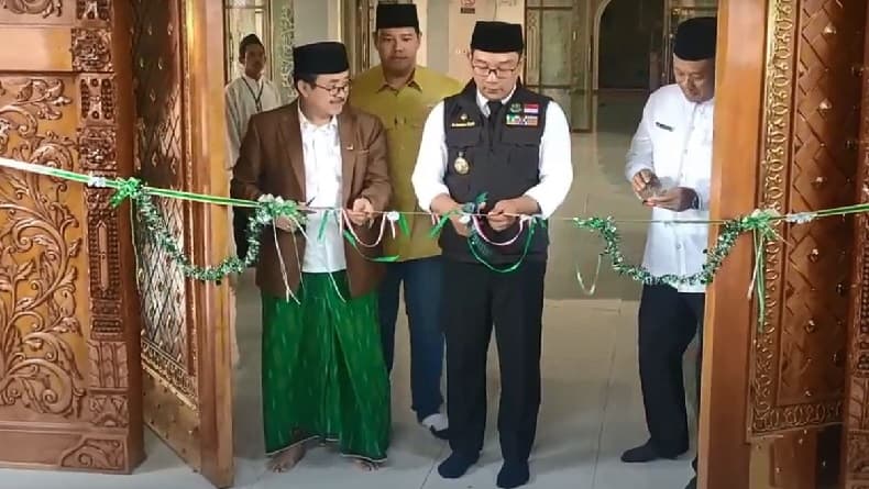 Gubernur Jabar Ridwan Kamil Resmikan Masjid Jami Al-Karomah Kertasemaya Indramayu Gubernur Jabar Ridwan Kamil Resmikan Masjid Jami Al-Karomah Kertasemaya Indramayu