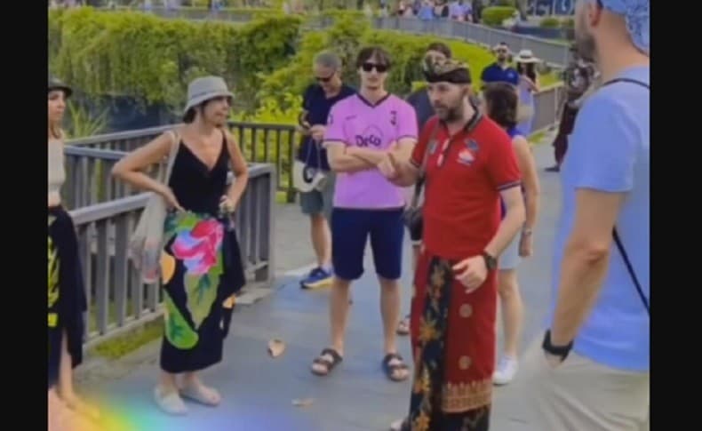 Bule Italia Viral Jadi Pemandu Wisata di Tanah Lot Bali, Ini Faktanya Bule Italia Viral Jadi Pemandu Wisata di Tanah Lot Bali, Ini Faktanya