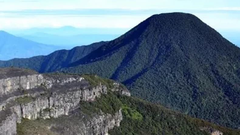 Mitos Gunung Gede Bikin Bulu Kuduk Berdiri, Jadi Cerita Turun Temurun Mitos Gunung Gede Bikin Bulu Kuduk Berdiri, Jadi Cerita Turun Temurun
