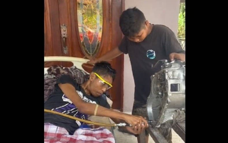 Bikin Haru, Aksi Mekanik Lumpuh Tetap Bekerja meski Terbaring di Ranjang Bikin Haru, Aksi Mekanik Lumpuh Tetap Bekerja meski Terbaring di Ranjang