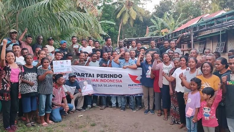 Bacaleg Partai Perindo Karolus Karni Lando Bagikan 300 KTA Berasuransi di Sikka NTT Bacaleg Partai Perindo Karolus Karni Lando Bagikan 300 KTA Berasuransi di Sikka NTT
