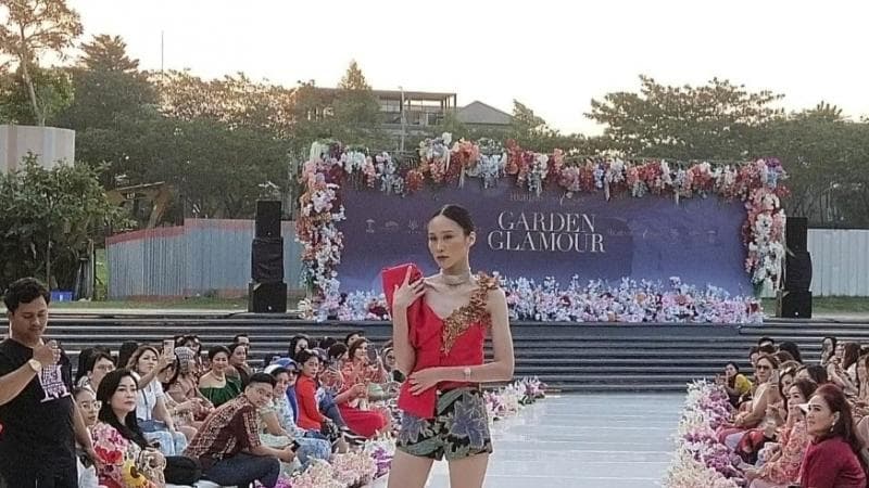 Keindahan Wastra Nusantara di Fashion Show Outdoor Botanic Park at NavaPark Keindahan Wastra Nusantara di Fashion Show Outdoor Botanic Park at NavaPark