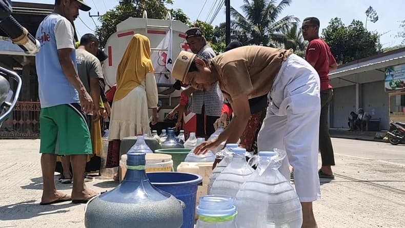 Kekeringan di Cianjur Semakin Meluas, BPBD Distribusikan Air Bersih Kekeringan di Cianjur Semakin Meluas, BPBD Distribusikan Air Bersih