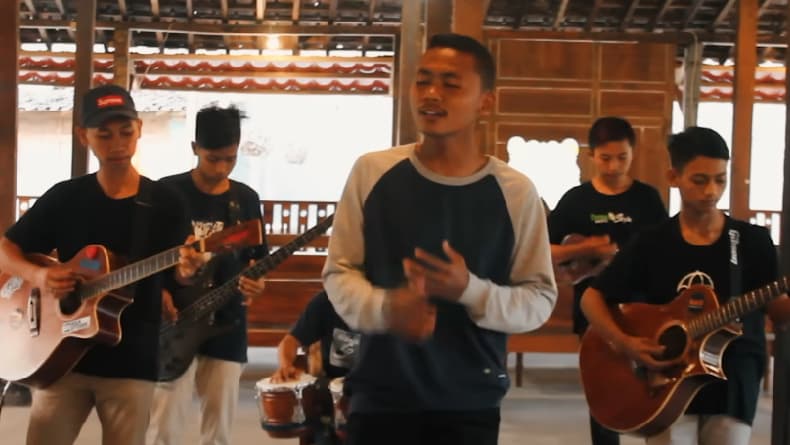 Lirik Lagu Tresno Liyane dan Artinya, Viral di TikTok 2023! Lirik Lagu Tresno Liyane dan Artinya, Viral di TikTok 2023!