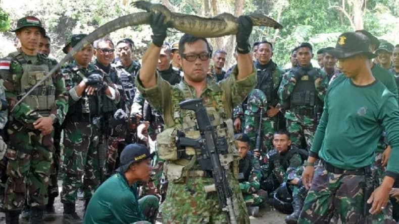 Momen Prajurit Marinir TNI Perlihatkan Cara Bertahan Hidup di Hutan ke AD Jepang dan Singapura Momen Prajurit Marinir TNI Perlihatkan Cara Bertahan Hidup di Hutan ke AD Jepang dan Singapura