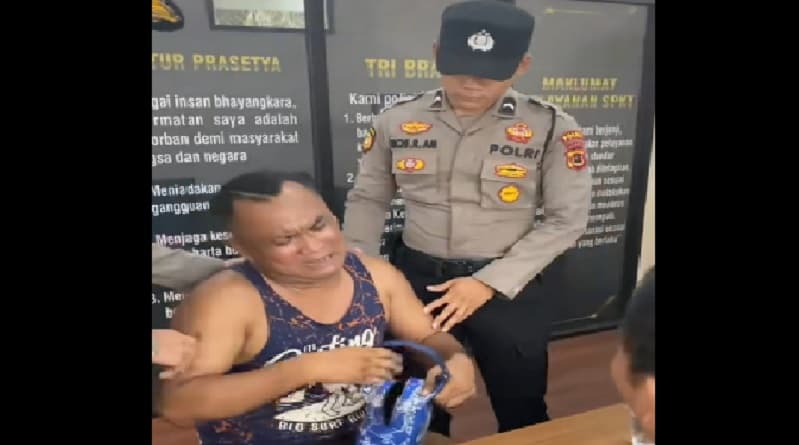 Viral Pria Kekar Nangis Lapor Polisi gegara Ayam Kesayangan Hilang, Ini Faktanya Viral Pria Kekar Nangis Lapor Polisi gegara Ayam Kesayangan Hilang, Ini Faktanya