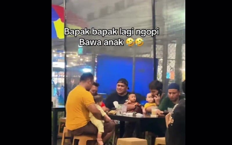 Viral Papa Muda Nongkrong Sambil Momong Anak, Netizen Takjub: Bisa Anteng Lho! Viral Papa Muda Nongkrong Sambil Momong Anak, Netizen Takjub: Bisa Anteng Lho!