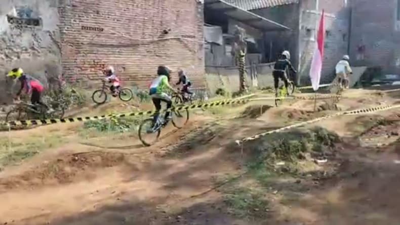 Keren! Kakek di Pasuruan Sulap Lahan Samping Rumah Jadi Sirkuit BMX Demi Sang Cucu Keren! Kakek di Pasuruan Sulap Lahan Samping Rumah Jadi Sirkuit BMX Demi Sang Cucu