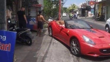 Viral Mobil Ferrari Isi Bensin di Warung Eceran, Netizen: Enggak Bahaya Ta Viral Mobil Ferrari Isi Bensin di Warung Eceran, Netizen: Enggak Bahaya Ta