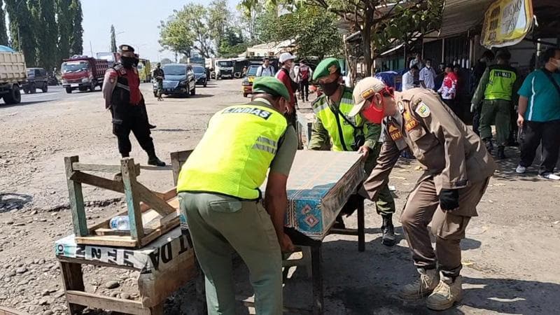 Puluhan Warung Remang-remang di Jalur Pantura Batang Dibongkar Petugas Gabungan Puluhan Warung Remang-remang di Jalur Pantura Batang Dibongkar Petugas Gabungan
