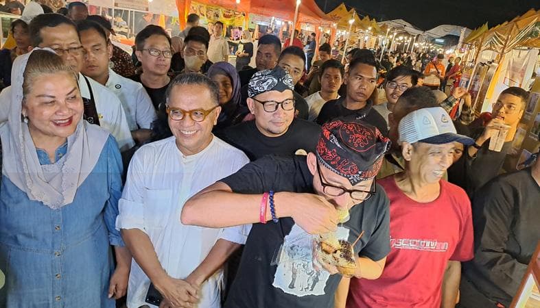 Sandiaga Uno Kunjungi Festival Kota Lama Semarang, Keliling Pasar Sentiling hingga Cicipi Kue Cubit Sandiaga Uno Kunjungi Festival Kota Lama Semarang, Keliling Pasar Sentiling hingga Cicipi Kue Cubit