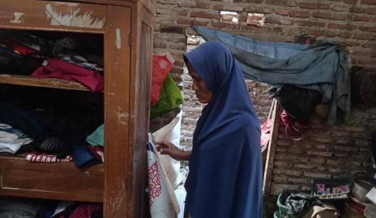 Potret Pilu Keluarga Miskin di Brebes, Rumah Sempit Hanya 1 Kamar Dihuni 6 Orang Potret Pilu Keluarga Miskin di Brebes, Rumah Sempit Hanya 1 Kamar Dihuni 6 Orang