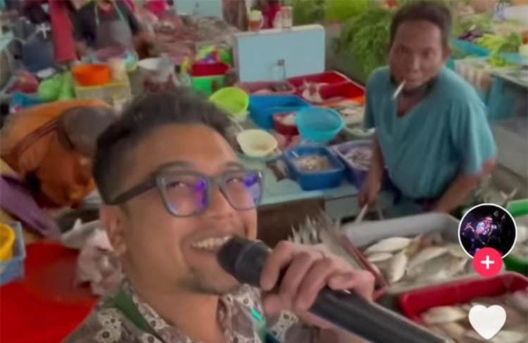 Viral Aksi Pedagang Ikan di Pasar Condong Catur Sleman Tarik Pelanggan dengan Karaoke Viral Aksi Pedagang Ikan di Pasar Condong Catur Sleman Tarik Pelanggan dengan Karaoke