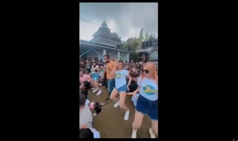 Viral 3 Perempuan Seksi Joget Pargoy di Samping Musala Lumajang, Panitia dan Pemdes Diperiksa Polisi Viral 3 Perempuan Seksi Joget Pargoy di Samping Musala Lumajang, Panitia dan Pemdes Diperiksa Polisi