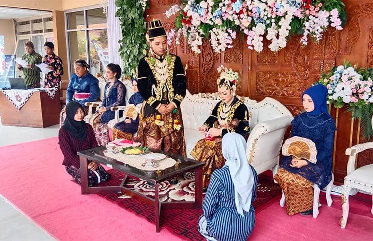 5 Manfaat Tradisi Sinoman yang Kental dengan Budaya Jawa 5 Manfaat Tradisi Sinoman yang Kental dengan Budaya Jawa